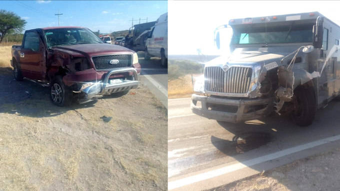 Un camión de valores de Panamericana colisionó con una camioneta Ford F50 roja en Durango, dejando dos heridos y daños considerables.