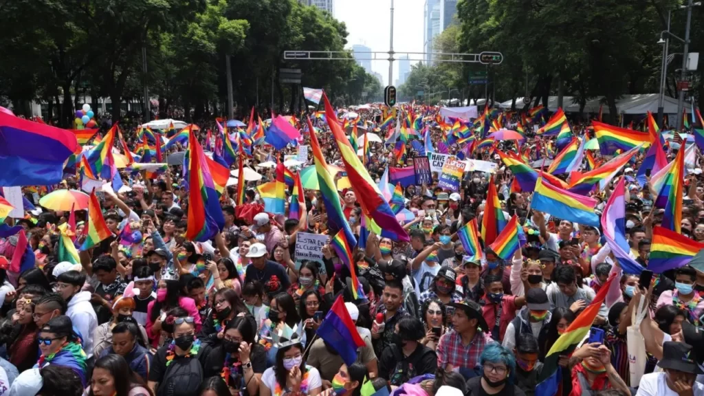 Contabilizan-250-mil-asistentes-en-la-marcha-LGBT-de-la-CDMX-1