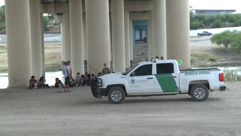 Gobernador de Texas autoriza a la policía a devolver a migrantes a la frontera AFP.mp4.00_00_07_15.Imagen fija001