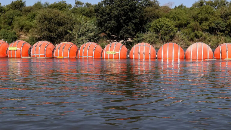 Boyas instaladas en el río Bravo para evitar cruce de migrantes a Texas. Foto de EFE/EPA/ADAM DAVIS