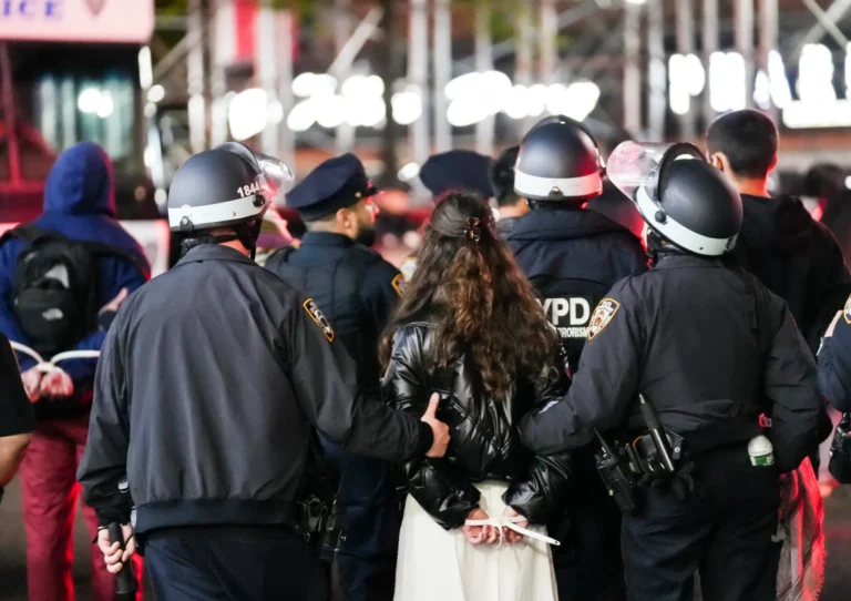 alcalde-de-ny-confirma-282-detenidos-en-protestas-y-habla-de-22agitadores-externos22-scaled