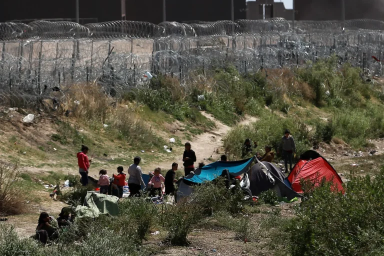 campamento-migrante-a-orillas-del-rio-bravo-y-muro-de-alambre-en-texas