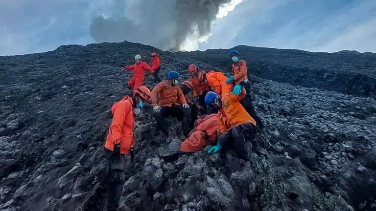 labores-de-rescate-tras-erupcion-del-volcan-marapi