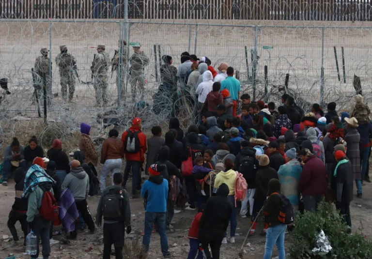 migrantes-en-cerca-de-alambre-de-navajas-instalada-por-texas