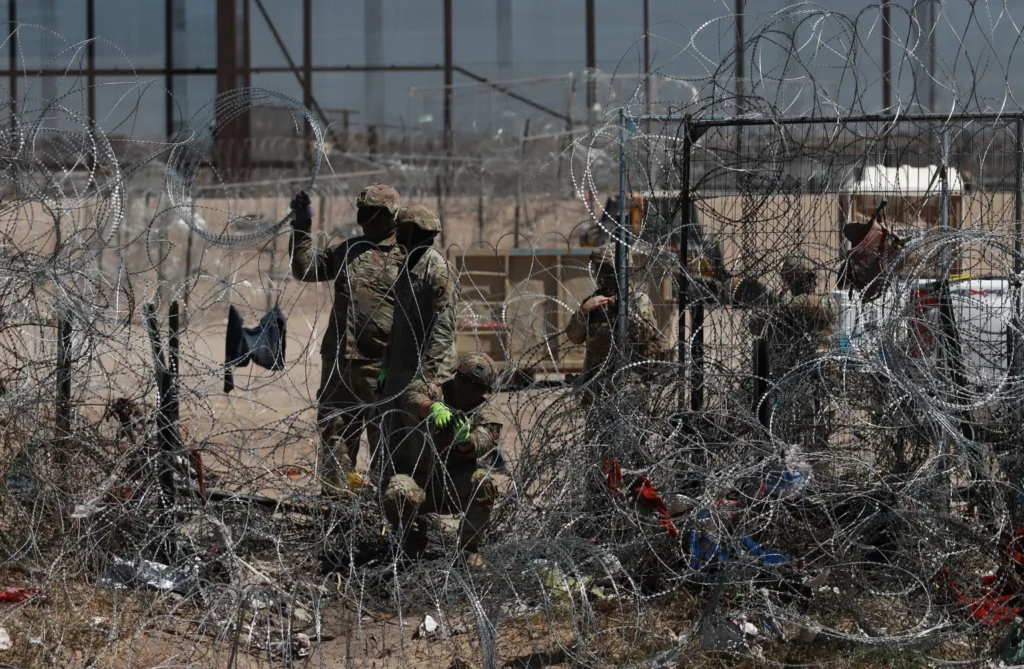 migrantes-en-mexico-denuncian-que-texas-coloca-una-nueva-barricada-para-impedirles-acampar-scaled