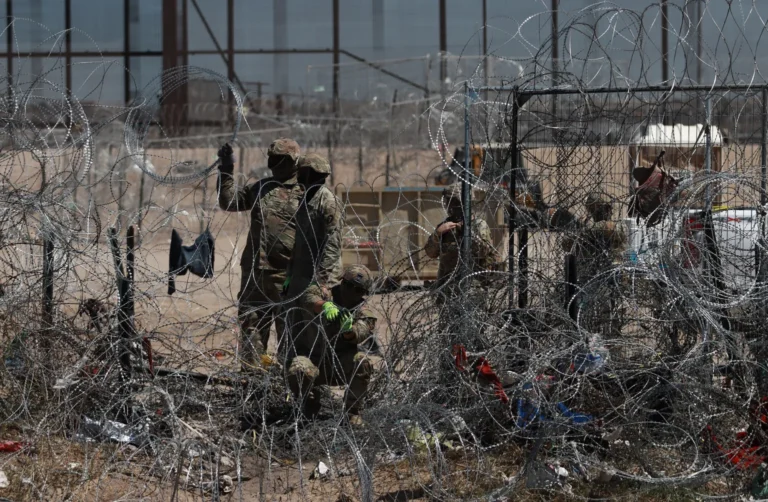 migrantes-en-mexico-denuncian-que-texas-coloca-una-nueva-barricada-para-impedirles-acampar-scaled