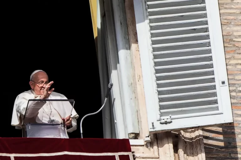 papa-francisco-en-balcon-del-vaticano