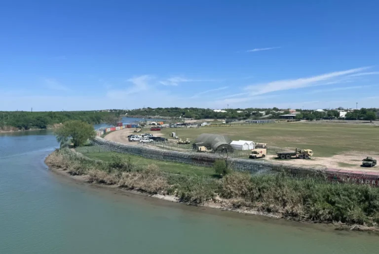 parque-shelby-eagle-pass-texas-migracion-migrantes