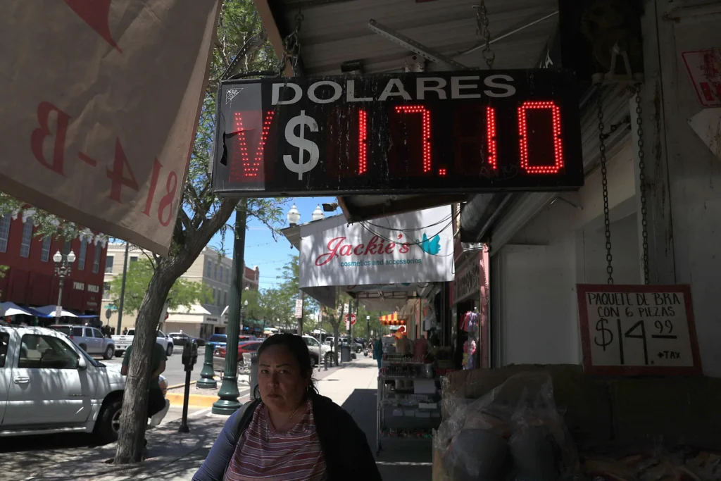 un-tablero-con-la-cifra-del-cambio-del-dolar-a-pesos-mexicanos-en-ciudad-juarez-chihuahua